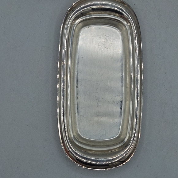 987 silverplated butter dish Approximately 4.25"Wide by 2.5"High by 8.25"long - Picture 9 of 12